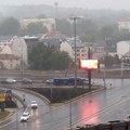 (Foto, video) Jaka kiša rashladila Beograd Temperatura drastično pala za samo sat vremena, ulice poplavljene, saobraćaj u…