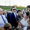 Srdačan doček u Sibiru: Putin zaustavio „Aurus“ i izašao među građane /video/