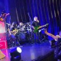 (Video) Kaća Grujić peva mužu i ćerki na koncertu; Gobelja sa malom Katjom suprugu bodri iz prvog reda: Pevačica blista u…