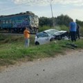 Udes voza i automobila na pružnom prelazu u Pančevu: Prednji deo vozila potpuno smrskan