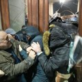 MUP poručuje demonstrantima ispred Skupštine: Svako ko nasilno upadne u institucije biće procesuiran