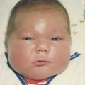 Bio je najveća beba: Ušao u Ginisovu knjigu rekorda sa 7,3 kilograma na rođenju - evo kako izgleda danas (foto)