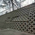 Raznizane betonske ploče na potpornom zidu parka “Devet Jugovića” opasnost za prolaznike