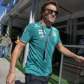 Alonso: Hamilton bi od Ferarija mogao da napravi konkurenta za titulu 2025.