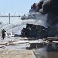 Neviđena drama kod rafinerije u Omsku: Ruski voz sa 90 tona nafte izgoreo: Crni dim iznad pruge, policajci se satima bore sa…