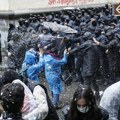 (FOTO, VIDEO) Protesti u Gruziji protiv zakona o stranim agentima: Noć uoči konačnog glasanja