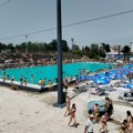 Gradski bazeni u Kragujevcu otvorili sezonu uz besplatan ulaz i 2.500 posetilaca