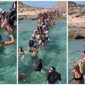 Neverovatni prizori na Kritu: Turisti moraju kroz vodu do grla da bi došli do plaže