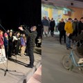 „Vučić najbolji“ prekinulo šesnaestominutnu tišinu na protestu u Leskovcu, šetnja završena kratkim koncertom na trgu