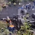 Velika tragedija u Rusiji! Autobus pao sa litice, poginulo najmanje 14 ljudi! (foto/video)