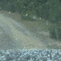 Све се забелело! Невреме погодило Црну Гору, град потукао све! (видео)