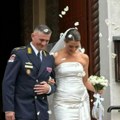 ON je zet Suzane Mančić, vojna uniforma očarala Teodoru Kunić, stariji je od nje 23 godine, ima brak iza sebe
