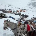 U toku evakuacija preostalih 200 planinara koji su bili zarobljeni na Mont Everestu