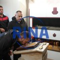 U tišini i molitvi odali počast nastradalima: Mladići koji peške sa Kosova idu u Novi Sad zastali u crkvi kod Čačka, grupa…