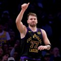 Dončić i Lebron razbili Grizlije, Slovenac kampovao na liniji za slobodna bacanja