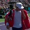 Pogledajte kako je Novak zagrlio i ispratio Srbina kojeg je jedva dobio u Indijan Velsu: Tako rade šampioni!