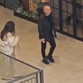 (Video) Prvi snimak đanija nakon hitne operacije: Folker sa Slađom u šoping centru, saleću ga fanovi, evo kako izgleda nakon…