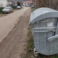 Užas u Prokuplju! Noga joj se držala samo na delu kože: Kontejner pao na ženu i teško je povredio!
