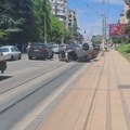 Automobil se prevrnuo na krov na Banovom brdu