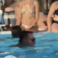 "Ajkulo sa ljudskim likom" Uhvatili smo folkera dok se brčka u gradskom bazenu: Gužva ga nije sprečila da pliva! Paparaco