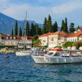 Najromantičnije mesto u Crnoj Gori: Srbi ga obožavaju, kamene kuće su uz more, a moderna gradnja ga je zaobišla