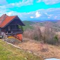 Ovo je trenutno najbolja ponuda na Zlatiboru: Za 25.000 evra dobijate veliki plac i kuću sa panoramskim pogledom na prirodu…