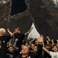 Evo ko je bio na koreografiji Grobara: Legendari Steva Koska pevao iz prvog reda dok je njegova šetalica iznad