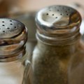 Ovako se pravilno koristi slanik: Većina nas soli hranu na pogrešan način