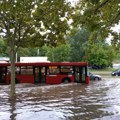 (VIDEO) Poplave na ulicama Beograda, vozila se jedva probijaju kroz vodu