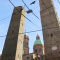 Krivi toranj Garizenda u Bolonji preti da se sruši, policija upozorava građane u okolini