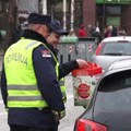 Policija umesto kazni delila paketiće deci