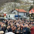 (Video) Velika tuga: Reka ljudi na sahrani žene koju je ubio policajac u tržnom centru u Tuzli