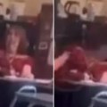 Srednjoškolac išamarao profesorku: Razred se smeje, dok nesrećnu ženu ubija od batina (video)