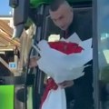 (Video): Scena koja je sve nasmejala: Maturant iz Brčkog privukao pažnju i ovako stigao na proslavu