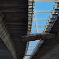 Pukao betonski nosač na Mostu slobode u Novom Sadu: Policija obezbeđuje parking ispod mosta, oprez!