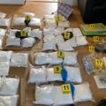 Žena prodavala amfetamin u Novom Sadu: Policija upala dilerima u stan, pronašli im više vrsta droge i vagicu