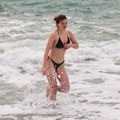 Rat besni, a oni se brčkaju u moru, plaže krcate: Neverovatne fotografije i snimci, sve se vraća u normalu? (Video)