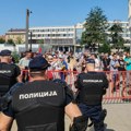 Sednica Skupštine Vojvodine: Građani i studenti ispred zgrade parlamenta, prisutna i policija