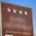 Apartman na jadranskom moru o kome svi pričaju, ali reklamnoj tabli i nazivu ne prestaju da se smeju