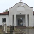 Oskrnavljena kapela na pravoslavnom groblju u Prištini (video)