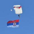 БЛОГ УЖИВО Жандармерија ослободила опкољене грађане и студенте, они узвикивали „ко не скаче, тај је ћаци“: Скок падобранца за…