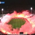 Emotivno na "Tumbi": Navijači PAOK-a zapalili baklje oko celog stadiona u čast sedmorice poginulih (video)
