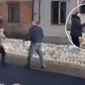 Neverovatan snimak iz Srbije: Izleteli iz automobila da se obračunaju, a onda se desila scena o kojoj priča svet (video)