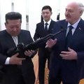 Lukašenko poklonio pušku Kimu Džongu Unu: 'Da vam se nađe ako dođu neprijatelji'
