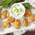 Hrskavi zgnječeni krompirići iz rerne: Recept za najukusniji prilog koji je zapalio društvene mreže