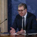 Vučić ljut zbog spore rekonstrukcije Starog železničkog mosta, radnicima delio sladoled