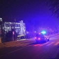 Teška nesreća u Somboru: Autobus udario u semafor, pa u zgradu