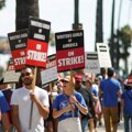 Holivud i štrajk: Scenaristi prekidaju štrajk posle pet meseci, ali glumci i dalje ne rade