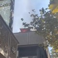 Gori restoran na Novom Beogradu, iz lokala kulja dim; vatrogasne ekipe na terenu (video)