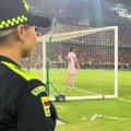 Utegla se u policijsku uniformu i srušila instagram: Ceo stadion je hipnotisano buljio u njene vrele obline! "Molim te, hapsi…